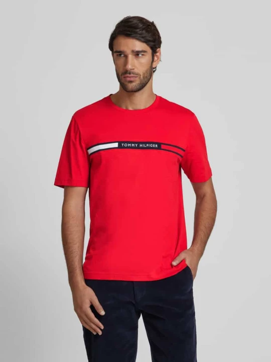 Zdjęcie produktu T-shirt o kroju regular fit z wyhaftowanym logo Tommy Hilfiger Czerwony