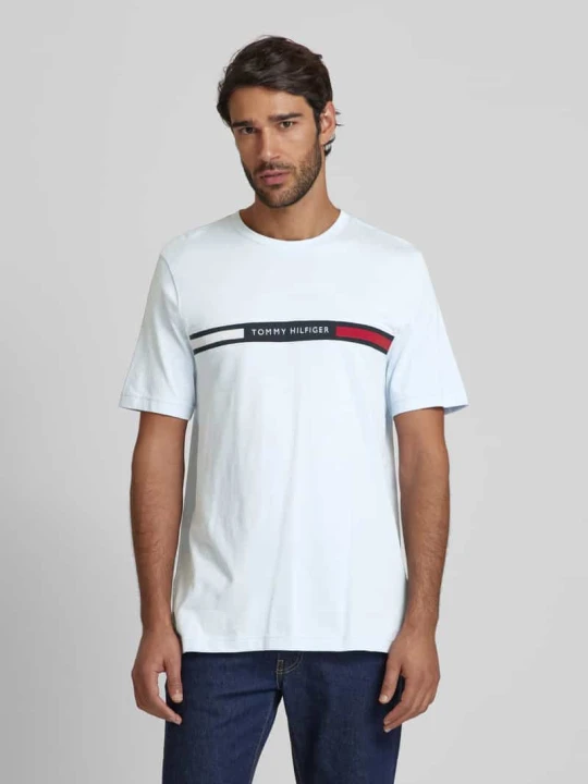 Zdjęcie produktu T-shirt o kroju regular fit z wyhaftowanym logo Tommy Hilfiger Jasnoniebieski