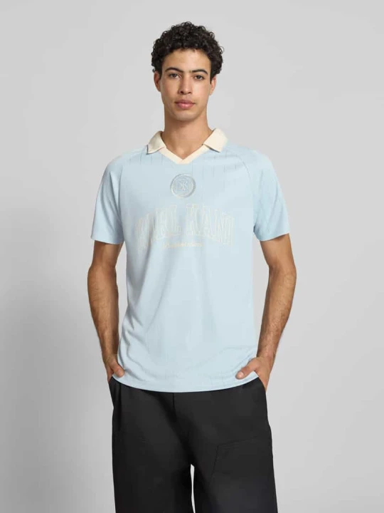 Zdjęcie produktu t-shirt o kroju regular fit z wykładanym kołnierzem model 'Heritage' Karl Kani Jasnoniebieski