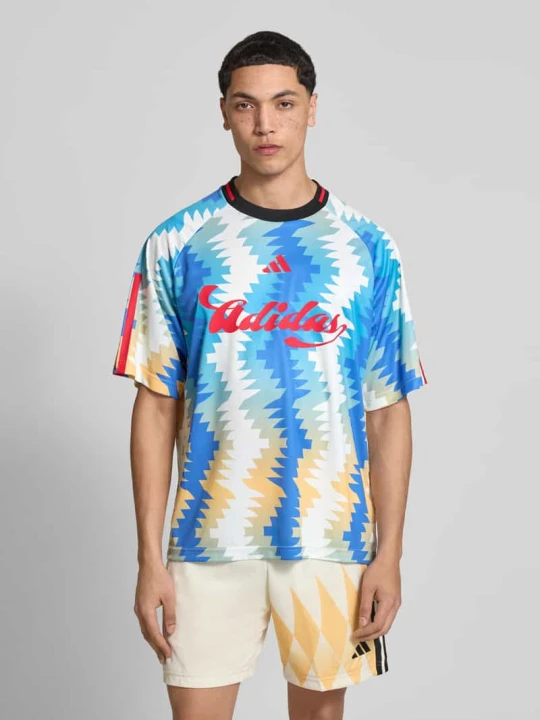 Zdjęcie produktu T-shirt o kroju regular fit z wzorem na całej powierzchni Adidas Niebieski