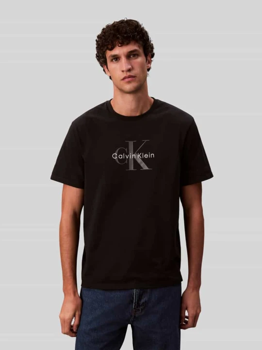 Zdjęcie produktu T-shirt o kroju relaxed fit z czystej bawełny z nadrukiem logo Calvin Klein Jeans Czarny