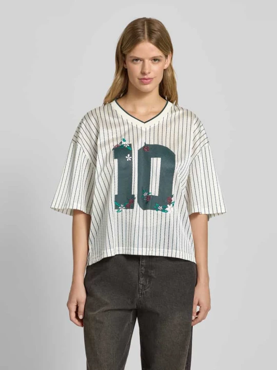 Zdjęcie produktu T-shirt o kroju relaxed fit z dekoltem w serek REVIEW Złamany biały