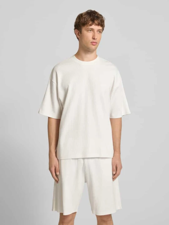 Zdjęcie produktu t-shirt o kroju relaxed fit z fakturowanym wzorem REVIEW Złamany biały