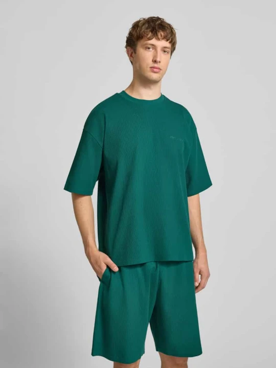 Zdjęcie produktu t-shirt o kroju relaxed fit z fakturowanym wzorem REVIEW Butelkowy zielony