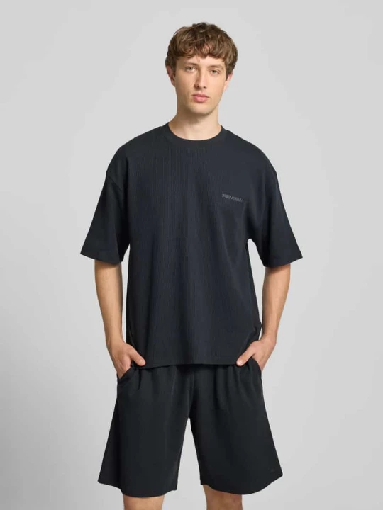 Zdjęcie produktu t-shirt o kroju relaxed fit z fakturowanym wzorem REVIEW Czarny