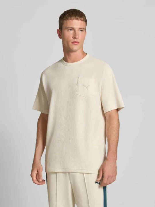 Zdjęcie produktu T-shirt o kroju relaxed fit z kieszenią na piersi Puma Złamany biały