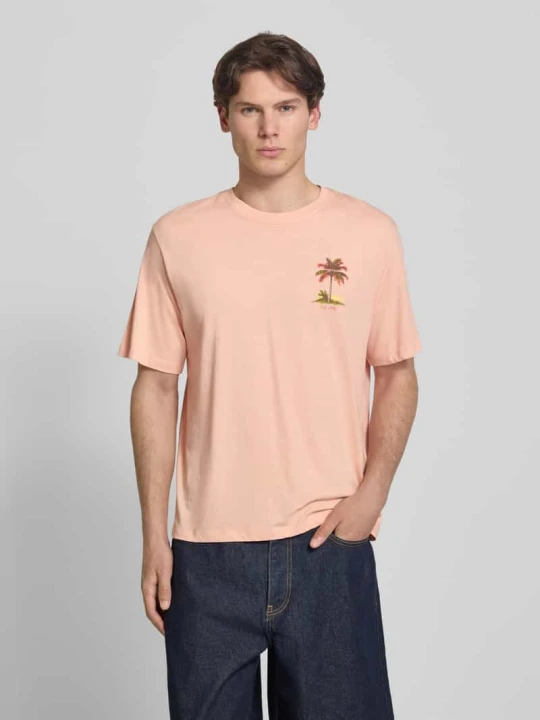 Zdjęcie produktu t-shirt o kroju relaxed fit z nadrukiem z motywem model 'Vintage' Jack&Jones Morelowy