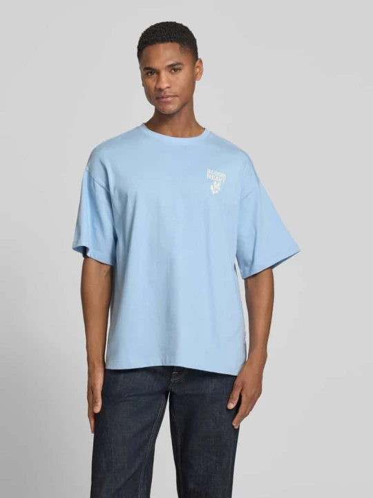 Zdjęcie produktu t-shirt o kroju relaxed fit z nadrukiem z napisem model 'RUDE' Casual Friday Jasnoniebieski