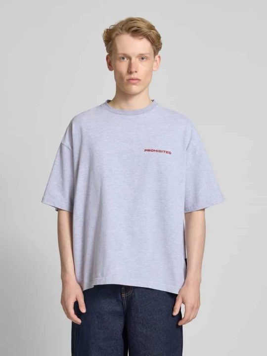 Zdjęcie produktu T-shirt o kroju relaxed fit z obniżonymi ramionami PROHIBITED Jasnoszary melanż