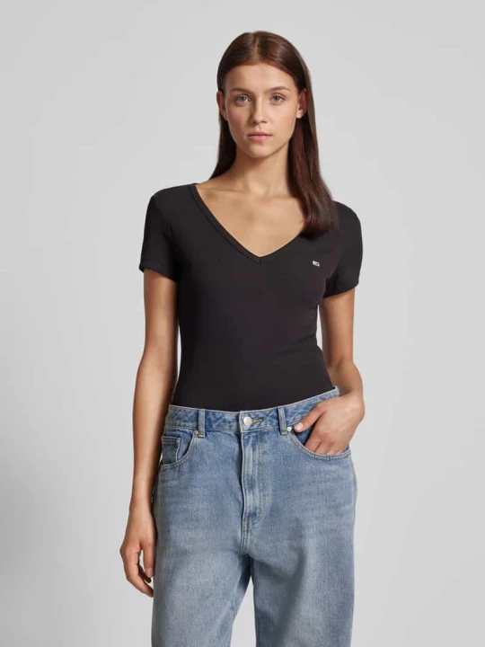 Zdjęcie produktu T-shirt o kroju Slim Fit z dekoltem w serek Tommy Jeans Czarny