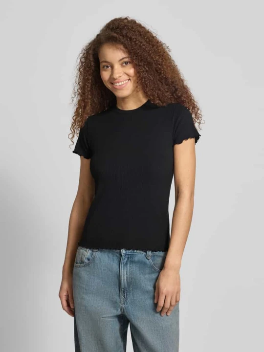 Zdjęcie produktu t-shirt o kroju slim fit z dodatkiem wiskozy model 'NICCA' Pieces Czarny