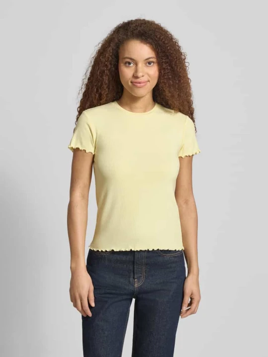 Zdjęcie produktu t-shirt o kroju slim fit z dodatkiem wiskozy model 'NICCA' Pieces Jasnożółty