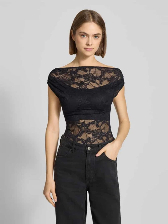 Zdjęcie produktu T-shirt o kroju slim fit z koronki o asymetrycznym kroju Gina Tricot Czarny