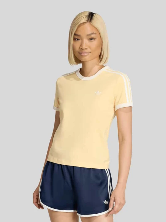 Zdjęcie produktu t-shirt o kroju slim fit z mieszanki bawełny adidas Originals Jasnożółty