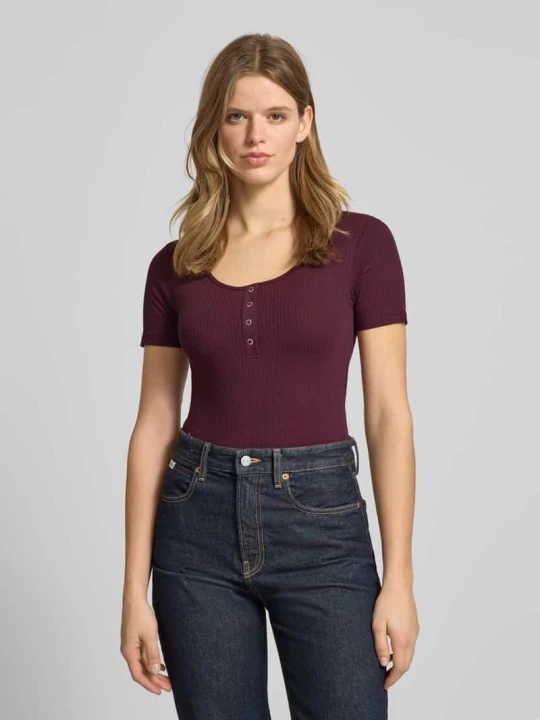Zdjęcie produktu t-shirt o kroju slim fit z mieszanka bawełny model 'KITTE' Pieces Ciemnoczerwony