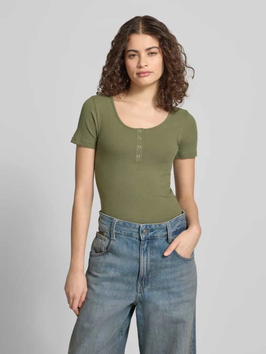 Zdjęcie produktu t-shirt o kroju slim fit z mieszanka bawełny model 'KITTE' Pieces Oliwkowy