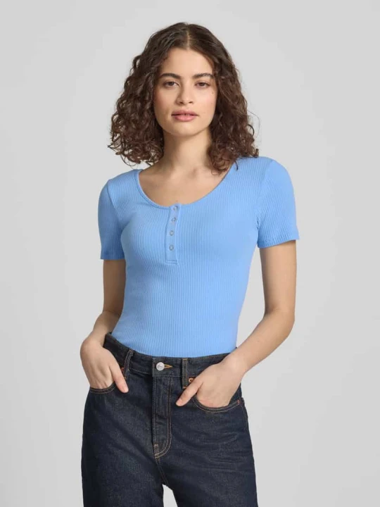 Zdjęcie produktu t-shirt o kroju slim fit z mieszanka bawełny model 'KITTE' Pieces Błękitny