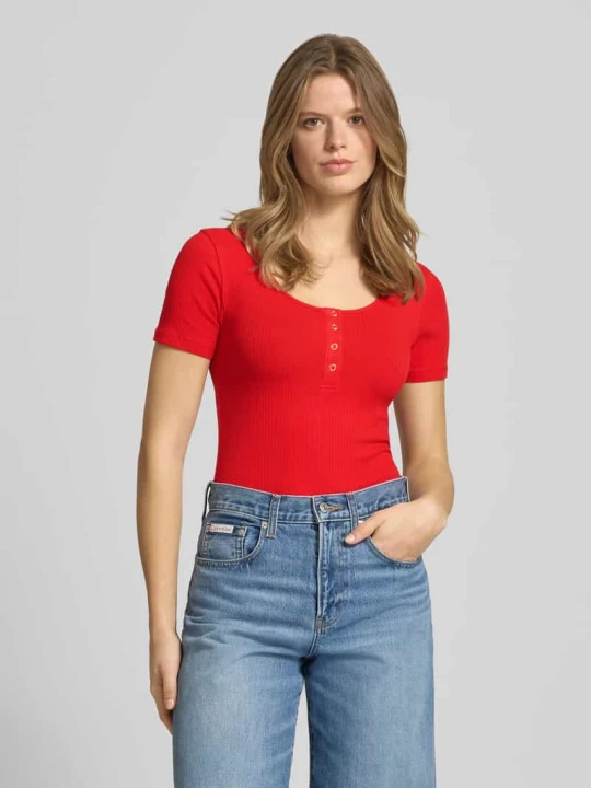 Zdjęcie produktu t-shirt o kroju slim fit z mieszanka bawełny model 'KITTE' Pieces Czerwony