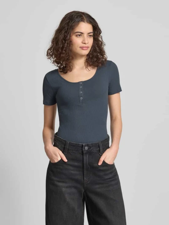 Zdjęcie produktu t-shirt o kroju slim fit z mieszanki bawełny model 'KITTE' Pieces Ciemnoniebieski