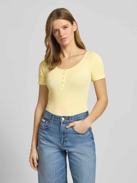 Zdjęcie produktu t-shirt o kroju slim fit z mieszanka bawełny model 'KITTE' Pieces Jasnożółty