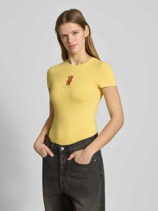 Zdjęcie produktu t-shirt o kroju slim fit z nadrukiem z logo REVIEW Pastelowy żółty