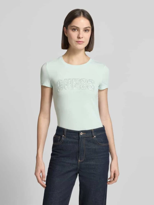 Zdjęcie produktu t-shirt o kroju slim fit z obszyciem z kamieni stras Guess Morski