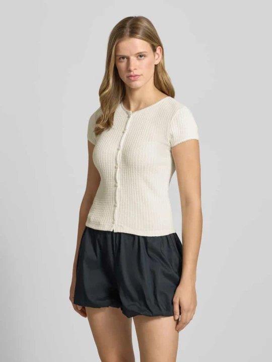 Zdjęcie produktu t-shirt o kroju slim fit z pełną listwą guzikową model 'AJOUR' REVIEW Złamany biały