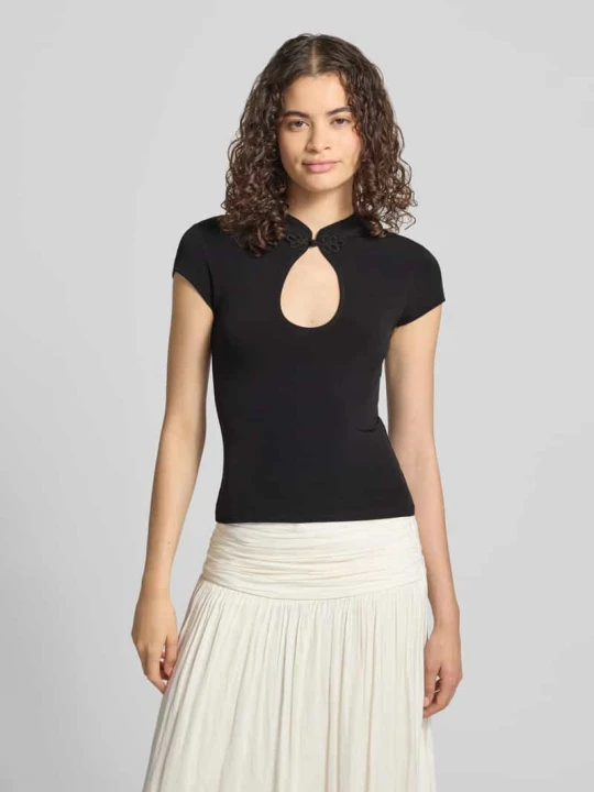 Zdjęcie produktu t-shirt o kroju slim fit z wycięciem Gina Tricot Czarny