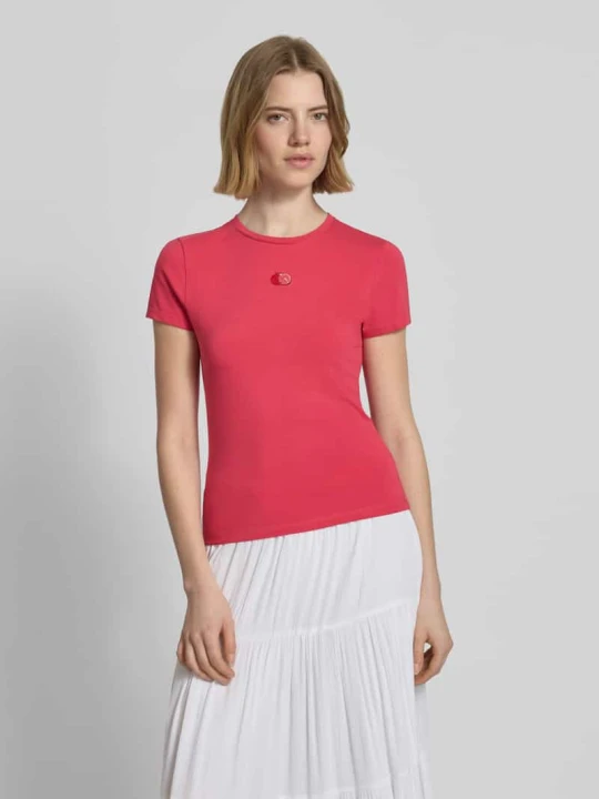 Zdjęcie produktu t-shirt o kroju slim fit z wyhaftowanym motywem REVIEW Czerwony