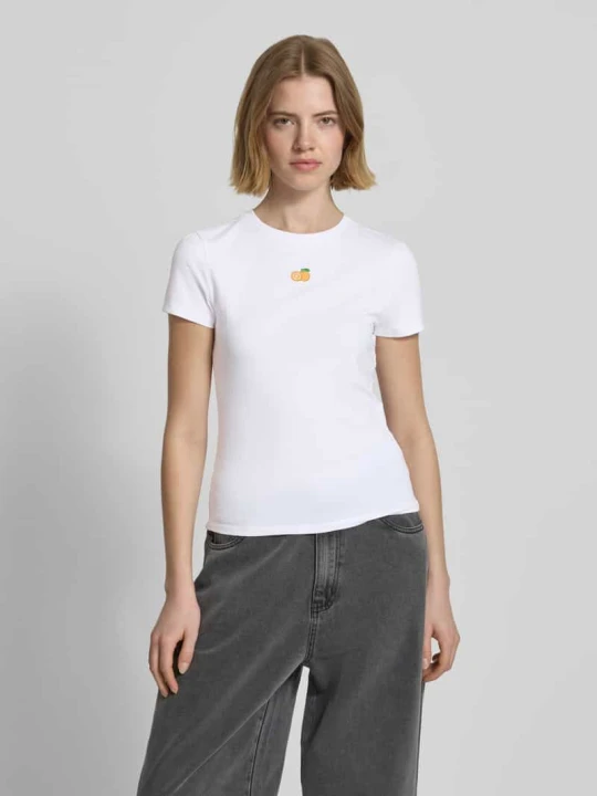 Zdjęcie produktu t-shirt o kroju slim fit z wyhaftowanym motywem REVIEW Biały