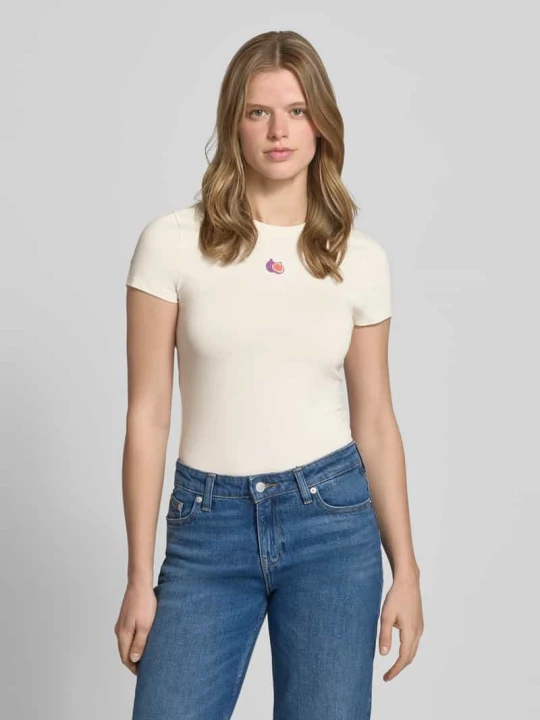 Zdjęcie produktu t-shirt o kroju slim fit z wyhaftowanym motywem REVIEW Złamany biały