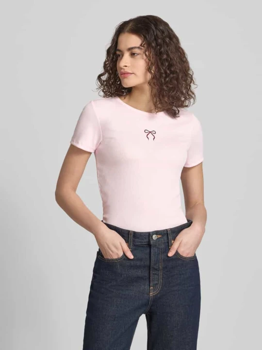 Zdjęcie produktu T-shirt o kroju slim fit z wyhaftowanym sercem model 'ELVA JUNE' Only Jasnoróżowy