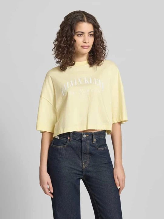 Zdjęcie produktu T-shirt o krótkim kroju z nadrukiem z logo Calvin Klein Jeans Jasnożółty