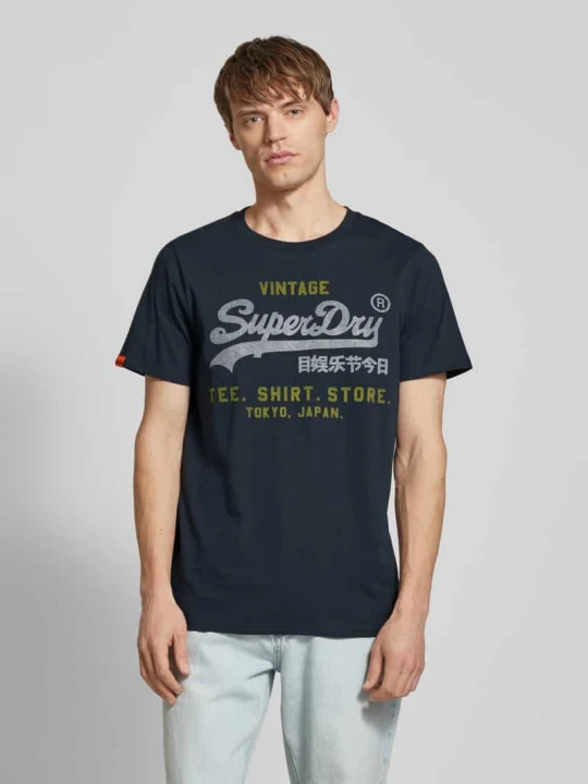 Zdjęcie produktu T-shirt o luźnym kroju z nadrukiem z logo Superdry Ciemnoniebieski