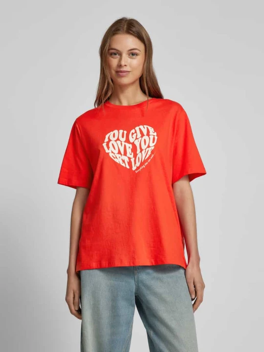 Zdjęcie produktu T-shirt o luźnym kroju z nadrukiem z napisem model ‘VALERIE’ Vero Moda Czerwony