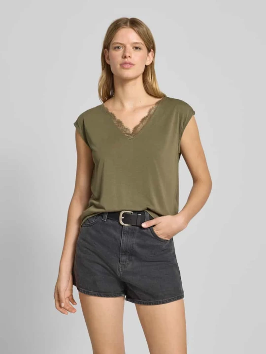 Zdjęcie produktu T-shirt o luźnym kroju z obszyciem koronką model ‘KAMALA’ Pieces Oliwkowy