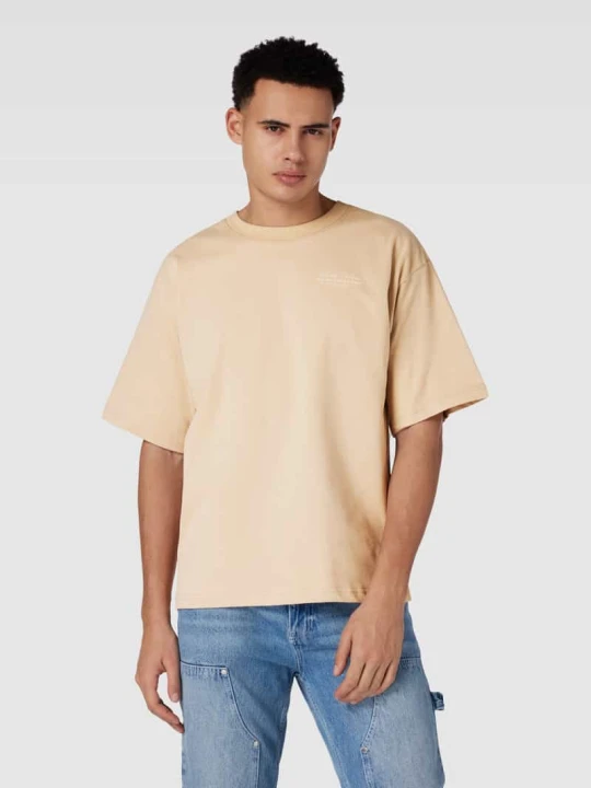 Zdjęcie produktu T-shirt o luźnym kroju z okrągłym dekoltem No Bystanders Piaskowy