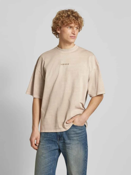 Zdjęcie produktu T-shirt o pudełkowym kroju z wyhaftowanym logo Pegador Beżowy