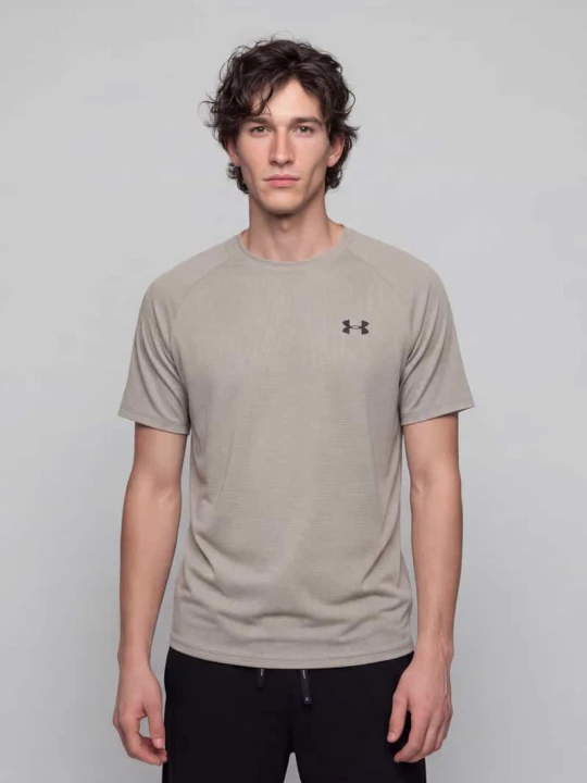 Zdjęcie produktu t-shirt sportowy o kroju regular fit z nadrukiem z logo Under Armour Beżowy