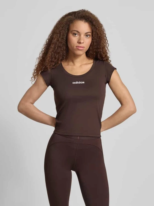 Zdjęcie produktu T-shirt sportowy o kroju slim fit z nadrukiem z logo Adidas Ciemnobrązowy
