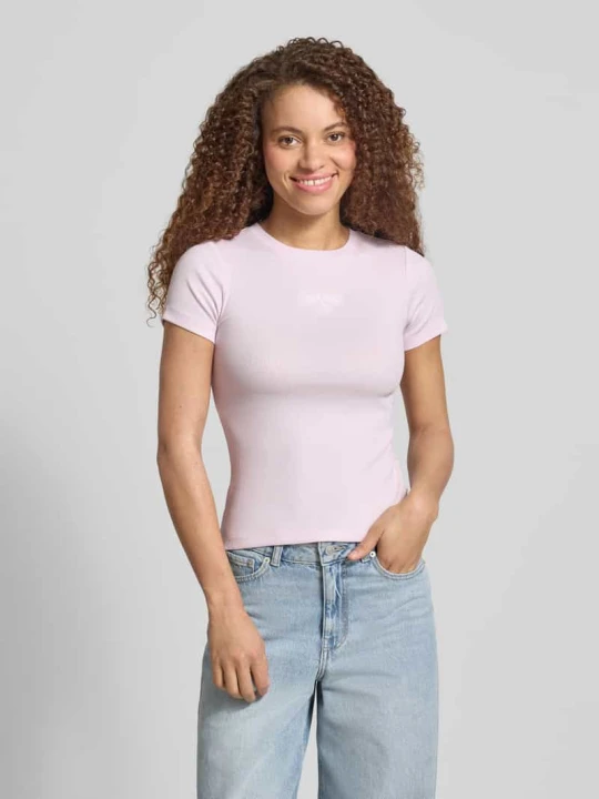 Zdjęcie produktu T-shirt w efekcie prążkowania z logo Guess Jasnoróżowy