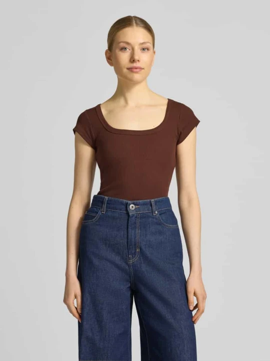 Zdjęcie produktu t-shirt w efekcie prążkowania z prostokątny dekolt model 'METTE' Topshop Czekoladowy