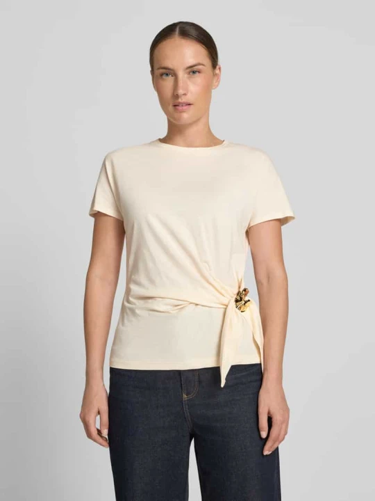 Zdjęcie produktu t-shirt w kopertowym stylu z broszką Christian Berg Écru