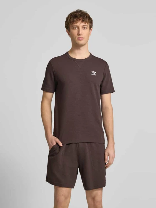 Zdjęcie produktu T-shirt w kroju regular fit z domieszką bawełny model 'AUCO' adidas Originals Ciemnobrązowy