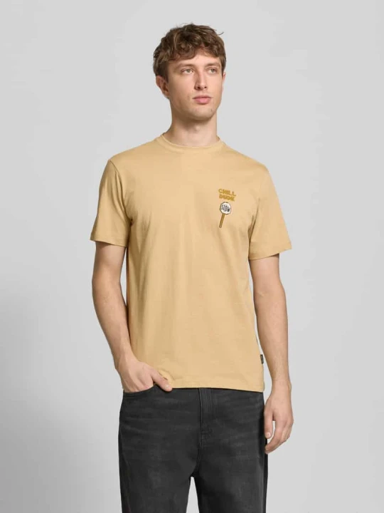 Zdjęcie produktu T-shirt w kroju regular fit z haftem statement model 'Kameron' Blend Beżowy