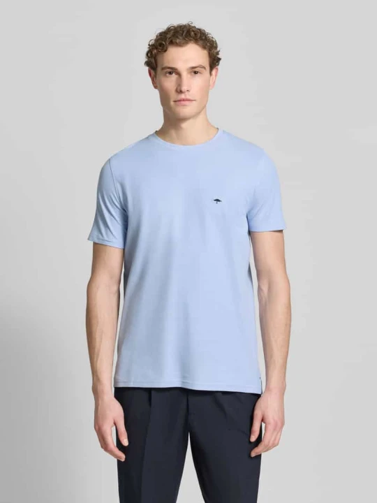 Zdjęcie produktu T-shirt w kroju regular fit z haftowanym logo FYNCH-HATTON Jasnoniebieski
