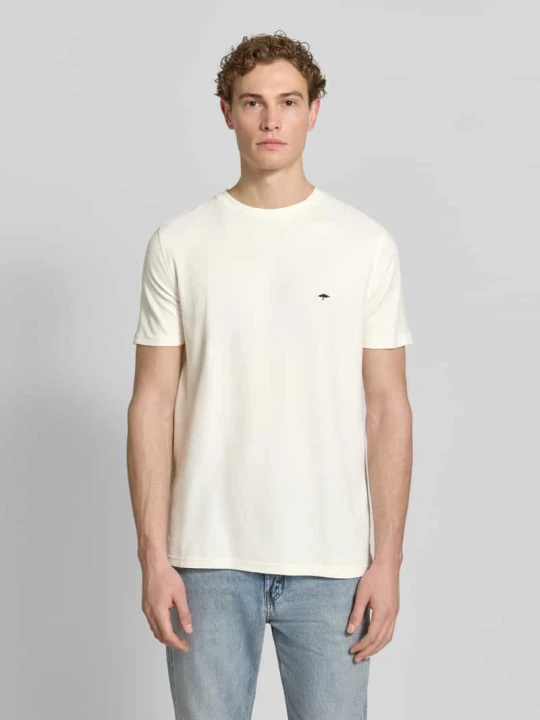 Zdjęcie produktu T-shirt w kroju regular fit z haftowanym logo FYNCH-HATTON Złamany biały