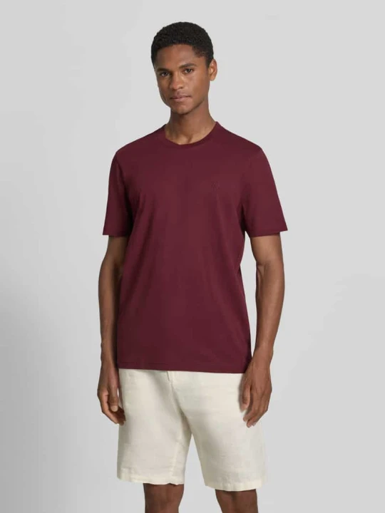 Zdjęcie produktu T-shirt w kroju regular fit z haftowanym logo MCNEAL Ciemnoczerwony