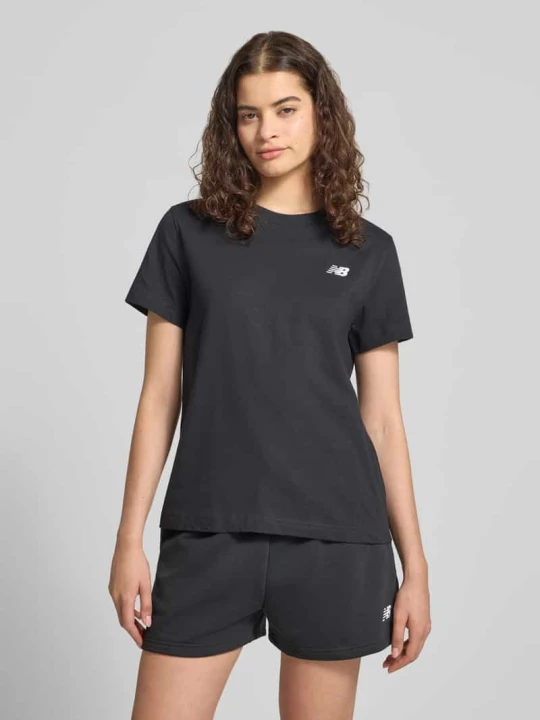 Zdjęcie produktu T-shirt w kroju regular fit z haftowanym logo New Balance Czarny