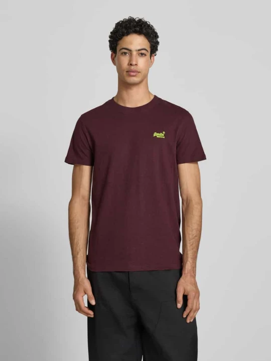 Zdjęcie produktu T-shirt w kroju regular fit z haftowanym logo Superdry Bordowy